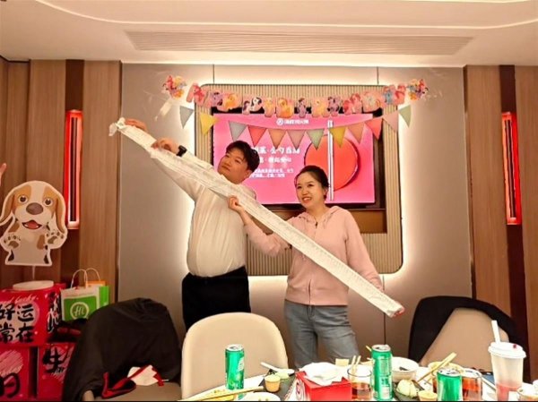 中金汇融配资 山西太原两新人与140名亲友在海底捞办婚礼, 新娘: 账单打了两米长