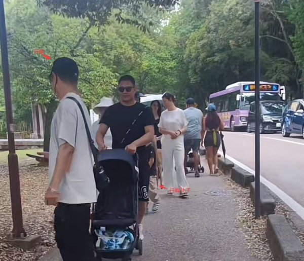创通网 汪峰携新欢全家游日本，两家人相处融洽细节暴露关系